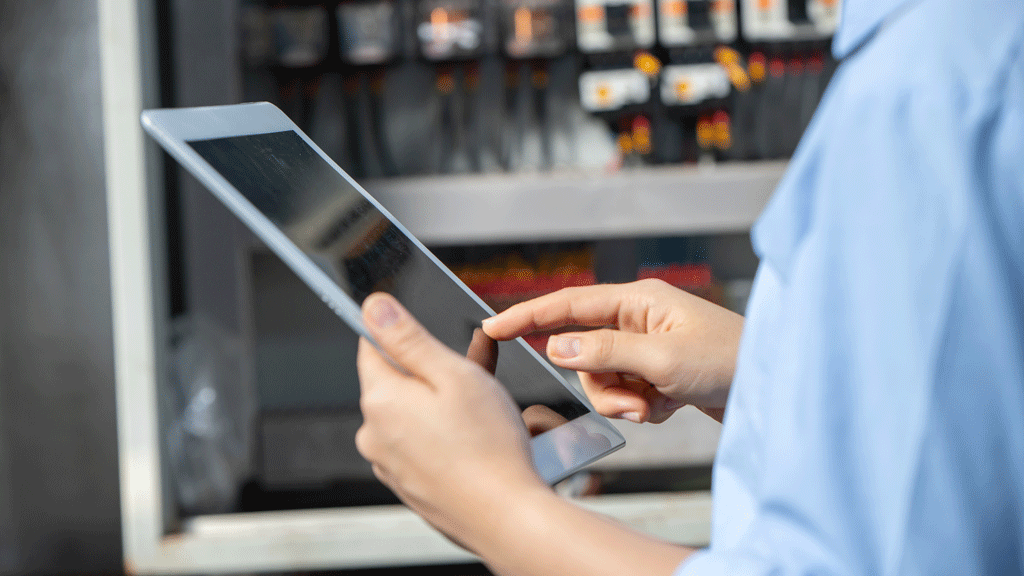 Gérant d'entreprise analysant sa consommation électrique sur écran d'ordinateur